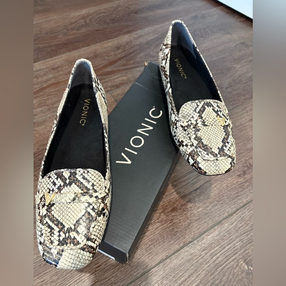 Brand new VIONIC Lizard leather loafers size 6.5